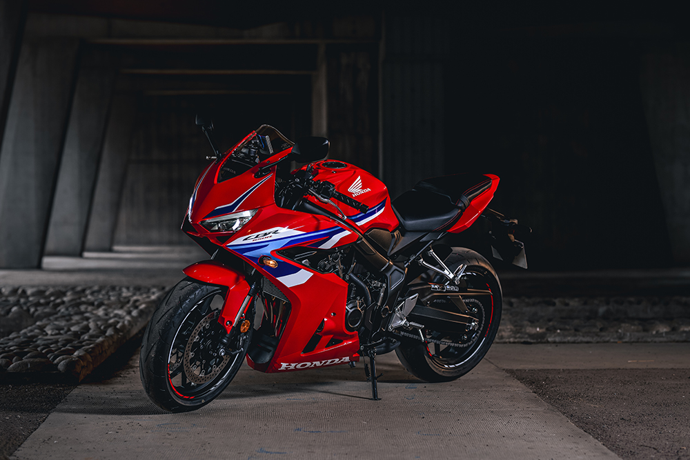 Séance photo Moto rouge Honda CBR 650R. Photo prise par alexandre escudero photographe Grenoble à l'UGA Grenoble.