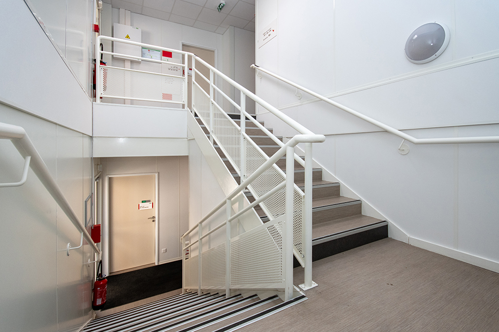 Photo immobilière au CEA de Grenoble. Escalier intérieur bâtiment K2 groupe Cougnaud. Photo prise par Alexandre Escudero Photographe Grenoble.