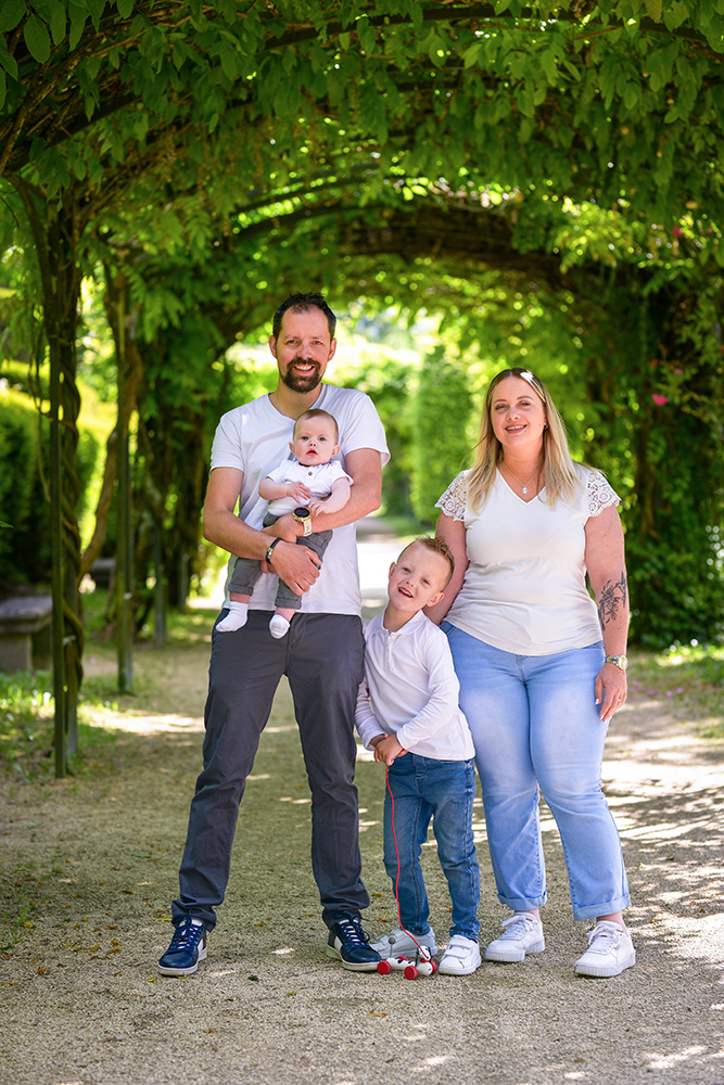 Séance photo famille parents et enfants au parc du Bachais à Meylan - Photo prise par Alexandre Escudero Photographe Grenoble.