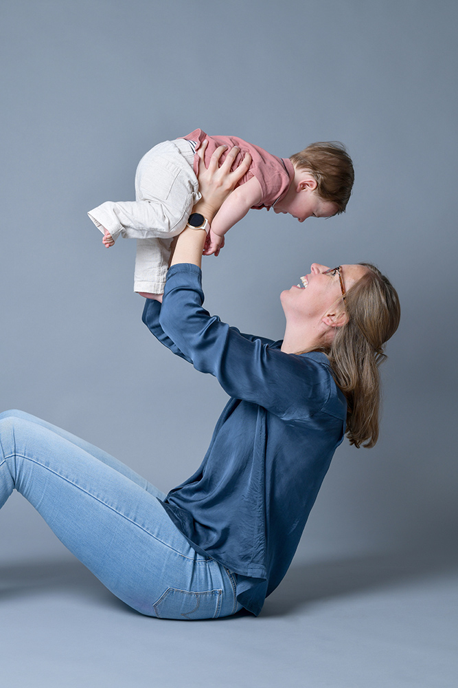 Séance photo famille parents et enfant en studio à Grenoble - Photo prise par Alexandre Escudero Photographe Grenoble.