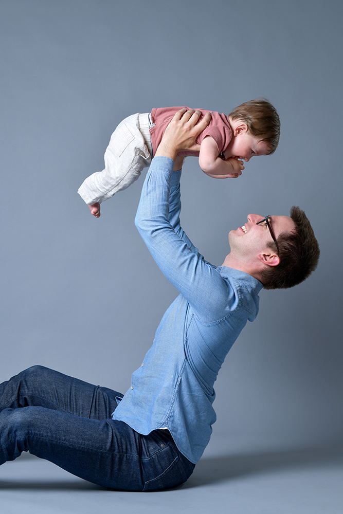 Séance photo famille parents et enfant en studio à Grenoble - Photo prise par Alexandre Escudero Photographe Grenoble.