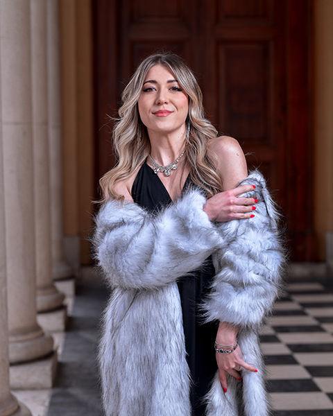 Séance photo de mode mannequin femme blonde avec manteau de fausse fourrure et robe noire pour bookphoto. Photo prise par alexandre escudero photographe Grenoble au Jardin des Plantes de Grenoble