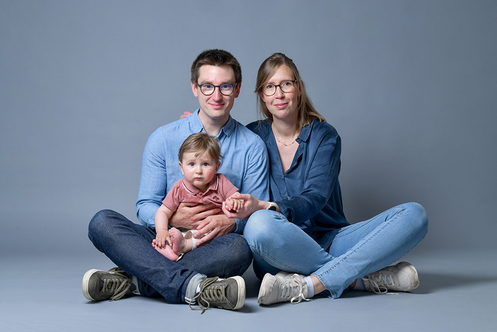 Séance photo famille parents et enfant en studio à Grenoble - Photo prise par Alexandre Escudero Photographe Grenoble.