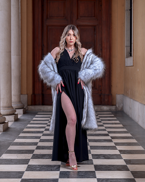 Séance photo de mode mannequin femme blonde avec manteau de fausse fourrure et robe noire pour bookphoto. Photo prise par alexandre escudero photographe Grenoble au Jardin des Plantes de Grenoble