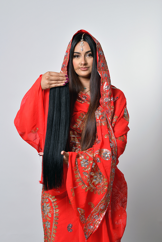 Modèle femme brune tenue indienne. Séance photo en studio pour salon de coiffure spécialisé dans les extensions de cheveux. Photo prise par Alexandre Escudero Photographe Grenoble.