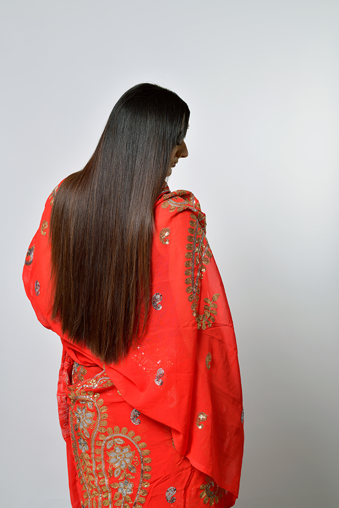 Modèle femme brune tenue indienne. Séance photo en studio pour salon de coiffure spécialisé dans les extensions de cheveux. Photo prise par Alexandre Escudero Photographe Grenoble.