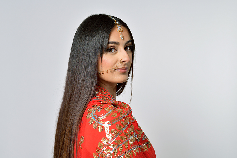 Modèle femme brune tenue indienne. Séance photo en studio pour salon de coiffure spécialisé dans les extensions de cheveux. Photo prise par Alexandre Escudero Photographe Grenoble.