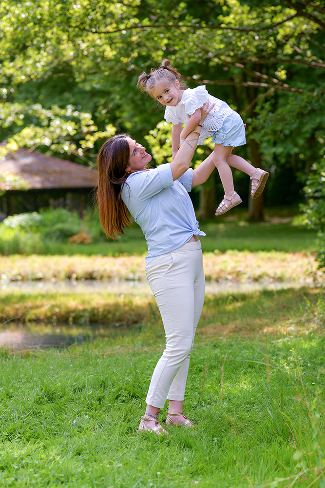 Maman et sa fille au parc du Château de Vizille - Photo prise par Alexandre Escudero Photographe Grenoble.