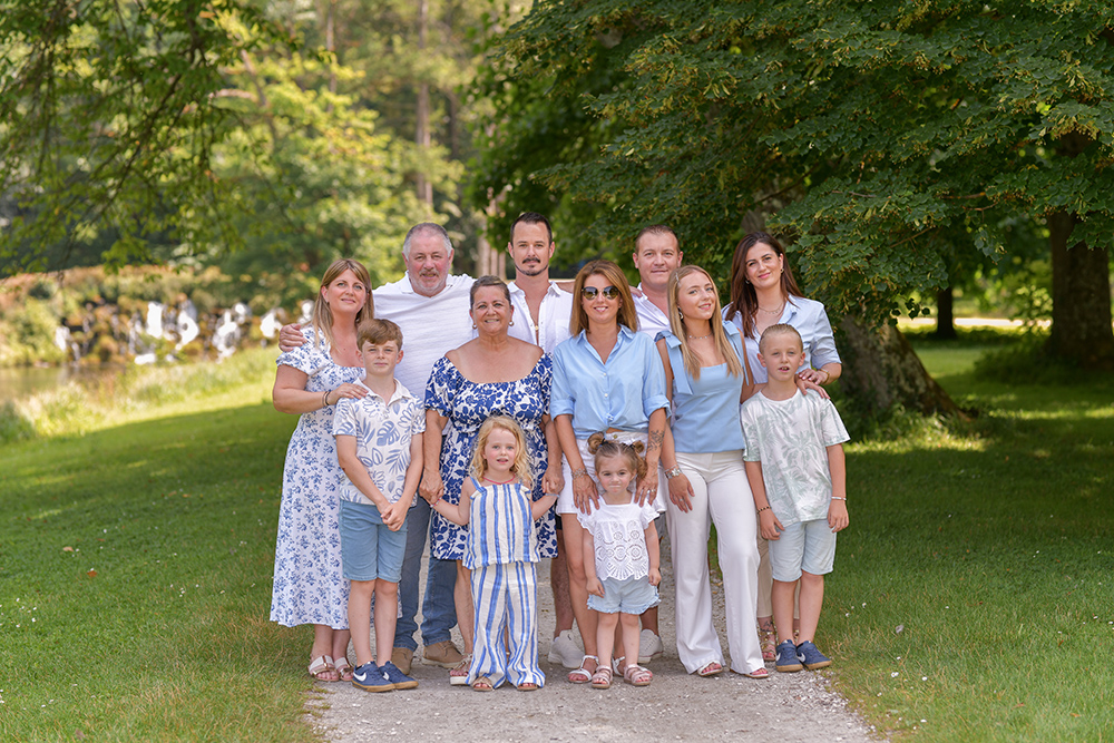 Séance photo famille parents et enfant avec grands parents au parc du Château de Vizille - Photo prise par Alexandre Escudero Photographe Grenoble.