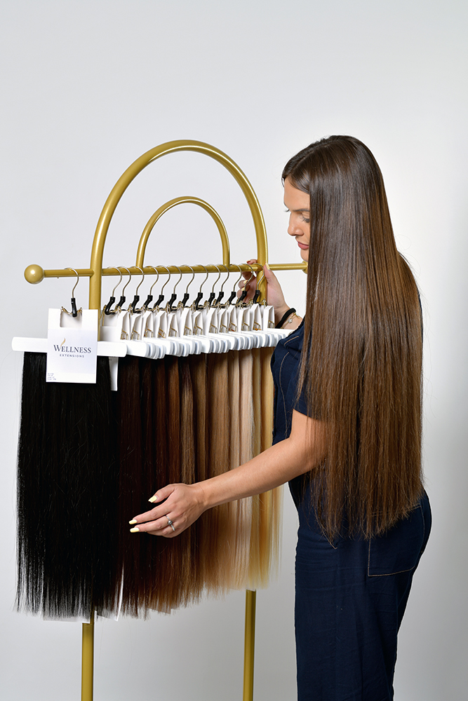 Photo extensions de cheveux sur portant. Séance photo en studio pour salon de coiffure spécialisé dans les extensions de cheveux. Photo prise par Alexandre Escudero Photographe Grenoble.