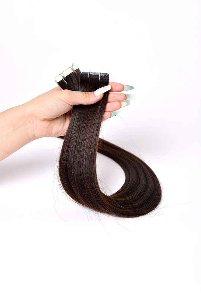 Photo extensions de cheveux bruns sur fond blanc. Séance photo en studio pour salon de coiffure spécialisé dans les extensions de cheveux. Photo prise par Alexandre Escudero Photographe Grenoble.