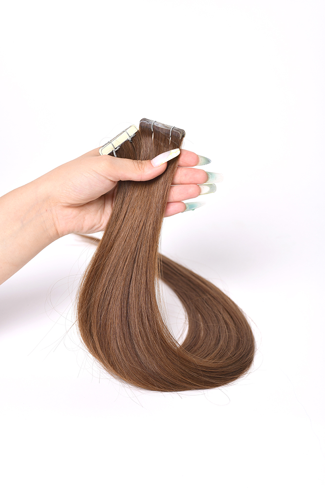 Photo extensions de cheveux châtains sur fond blanc. Séance photo en studio pour salon de coiffure spécialisé dans les extensions de cheveux. Photo prise par Alexandre Escudero Photographe Grenoble.