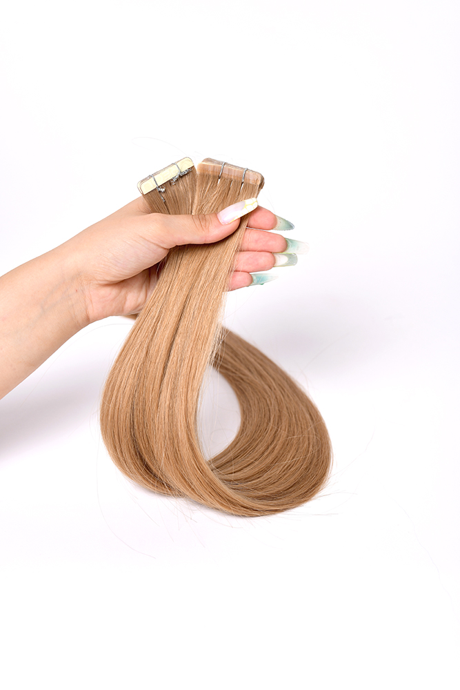 Photo extensions de cheveux blonds sur fond blanc. Séance photo en studio pour salon de coiffure spécialisé dans les extensions de cheveux. Photo prise par Alexandre Escudero Photographe Grenoble.